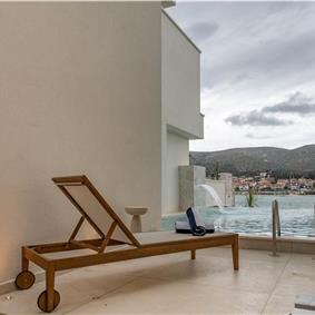 Selection of 5 bedroom seafront villas with pool on Ciovo near Trogir, sleeps 10